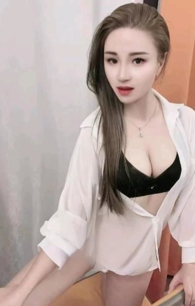 丰满大胸嫩妹