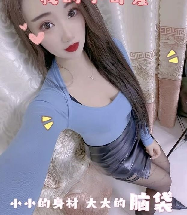 丝袜高跟翘臀美少妇