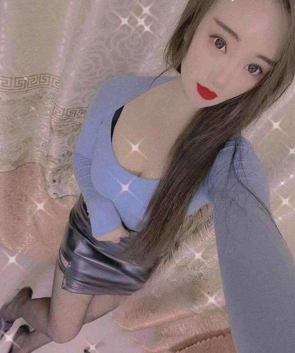 丝袜高跟翘臀美少妇