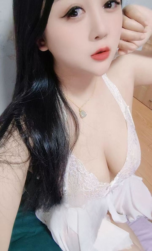 丰满巨乳少妇小雅