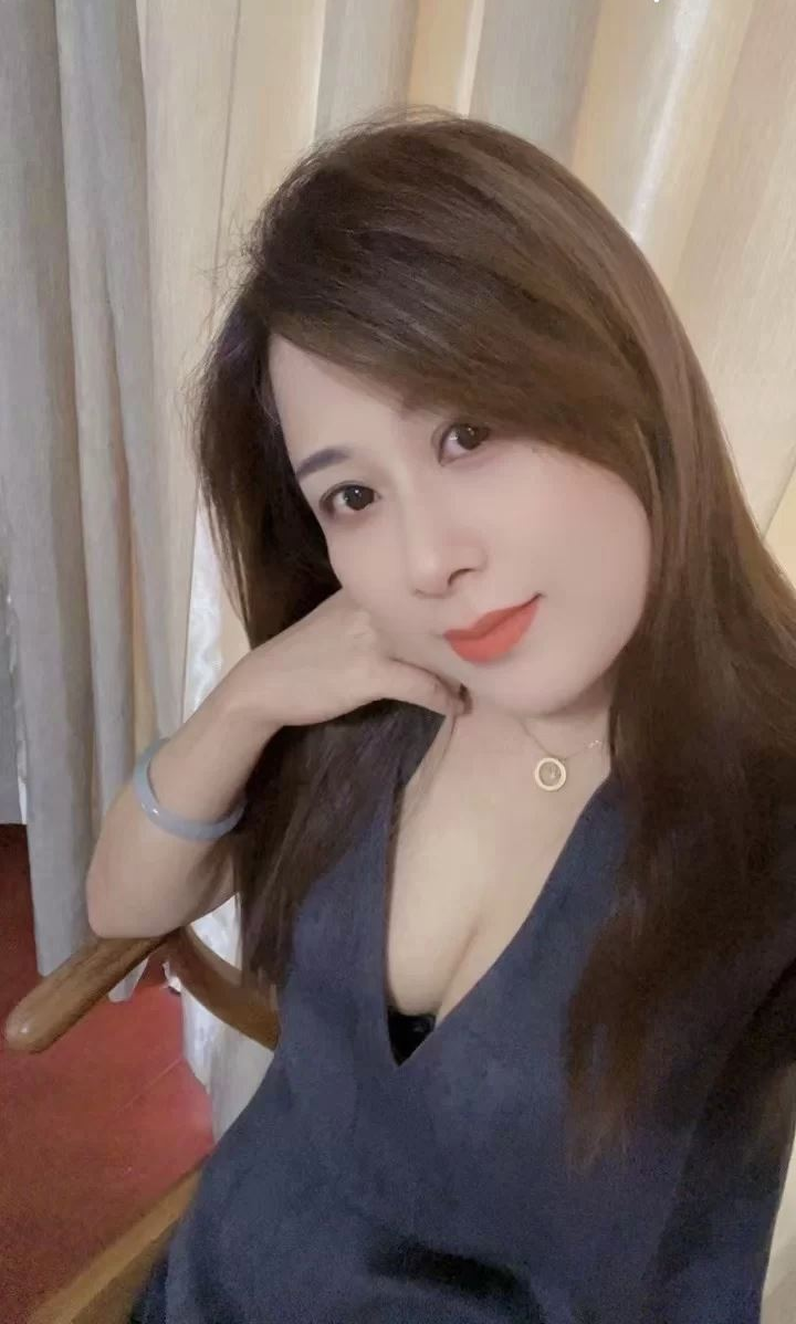 肤白奶大风骚妹子
