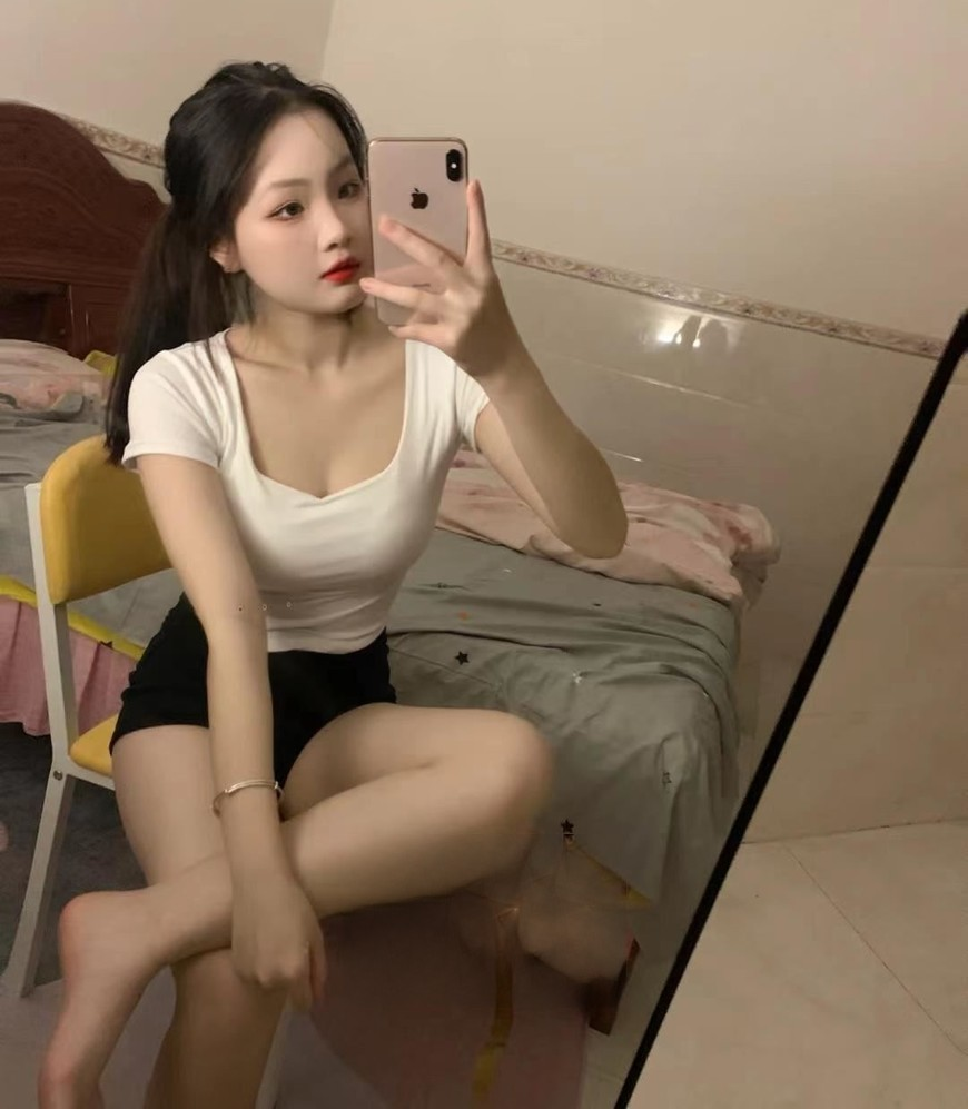 口活又舔又吸还会给你深喉