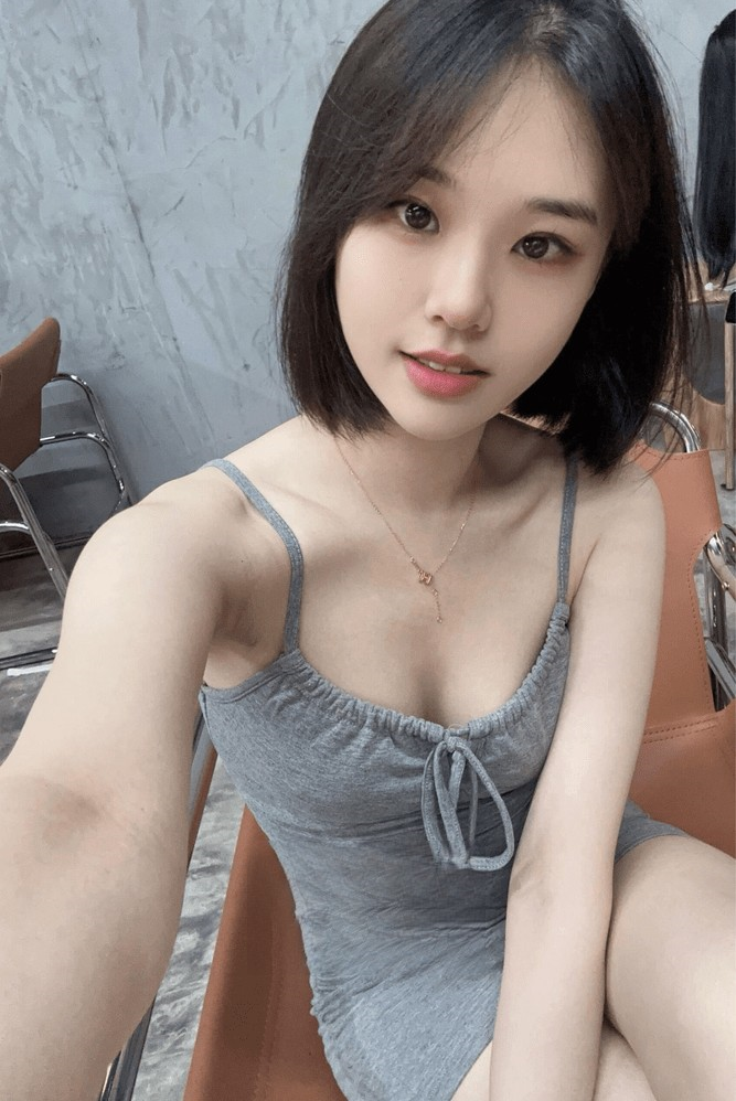 软嫩肤白细滑妹，三点粉后入会夹