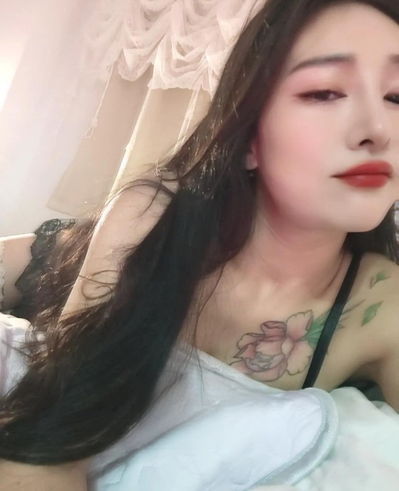 纹身骚货小月
