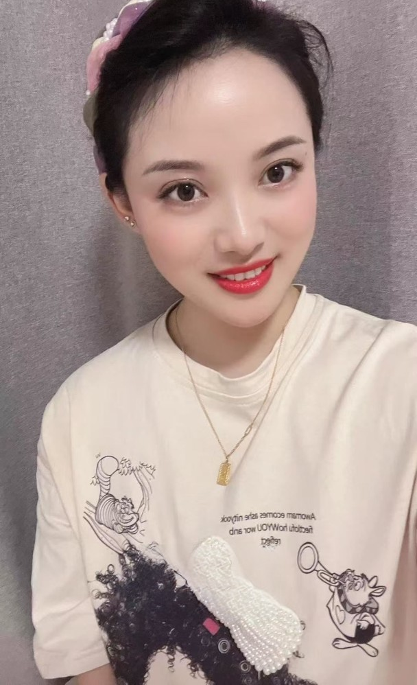 笑容甜美的小姐姐看着就舒服
