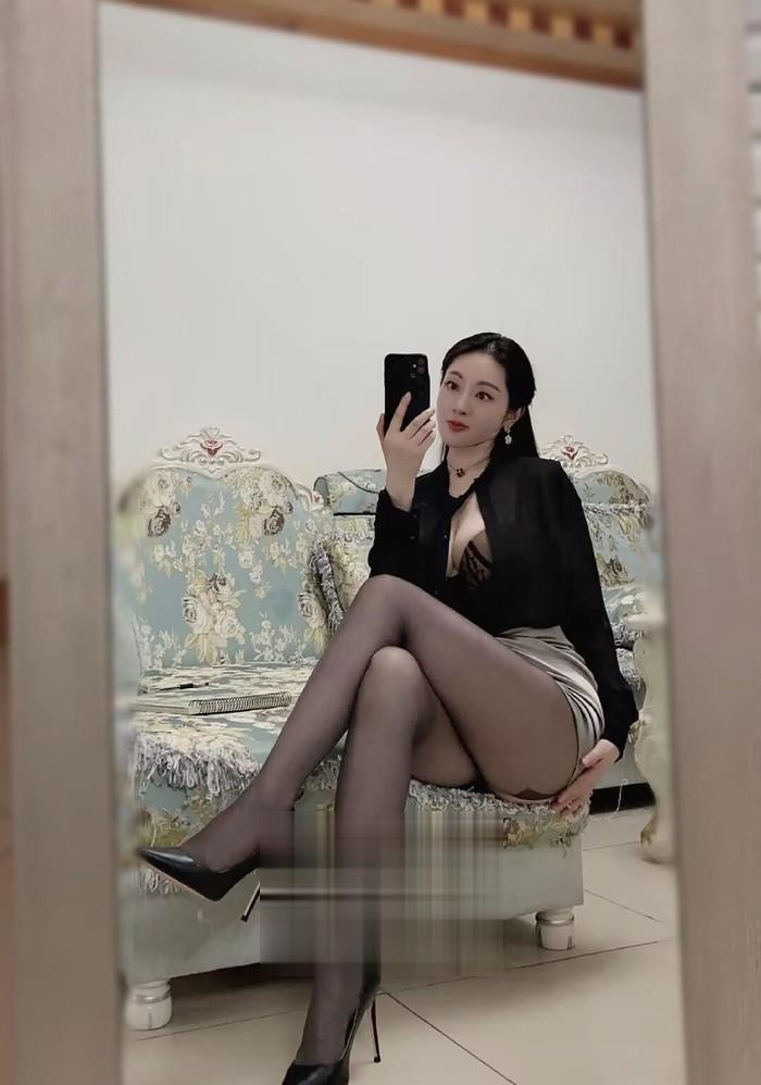 身材很好的居家制服黑丝妹子