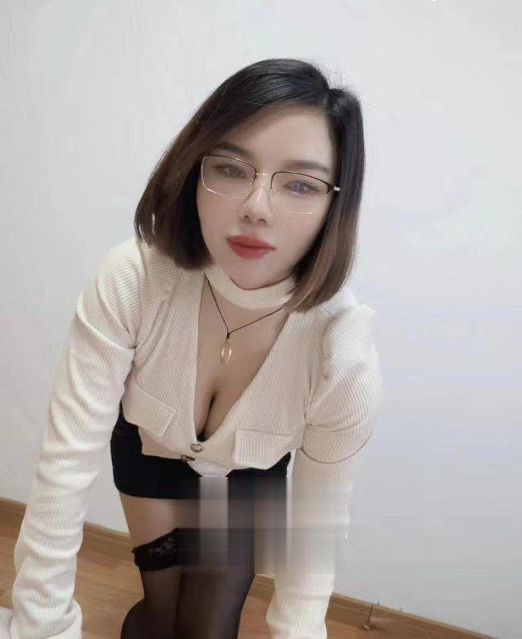 大奶短发少妇