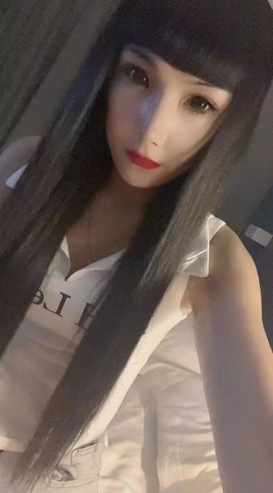 披肩长发美少妇