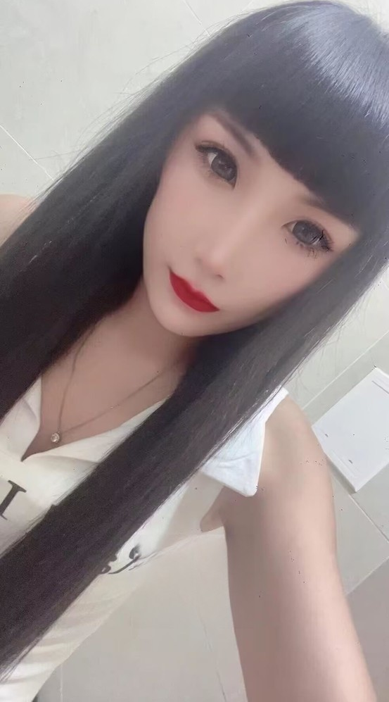 披肩长发美少妇