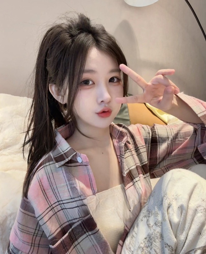 清纯白虎小妹芯芯刚下水