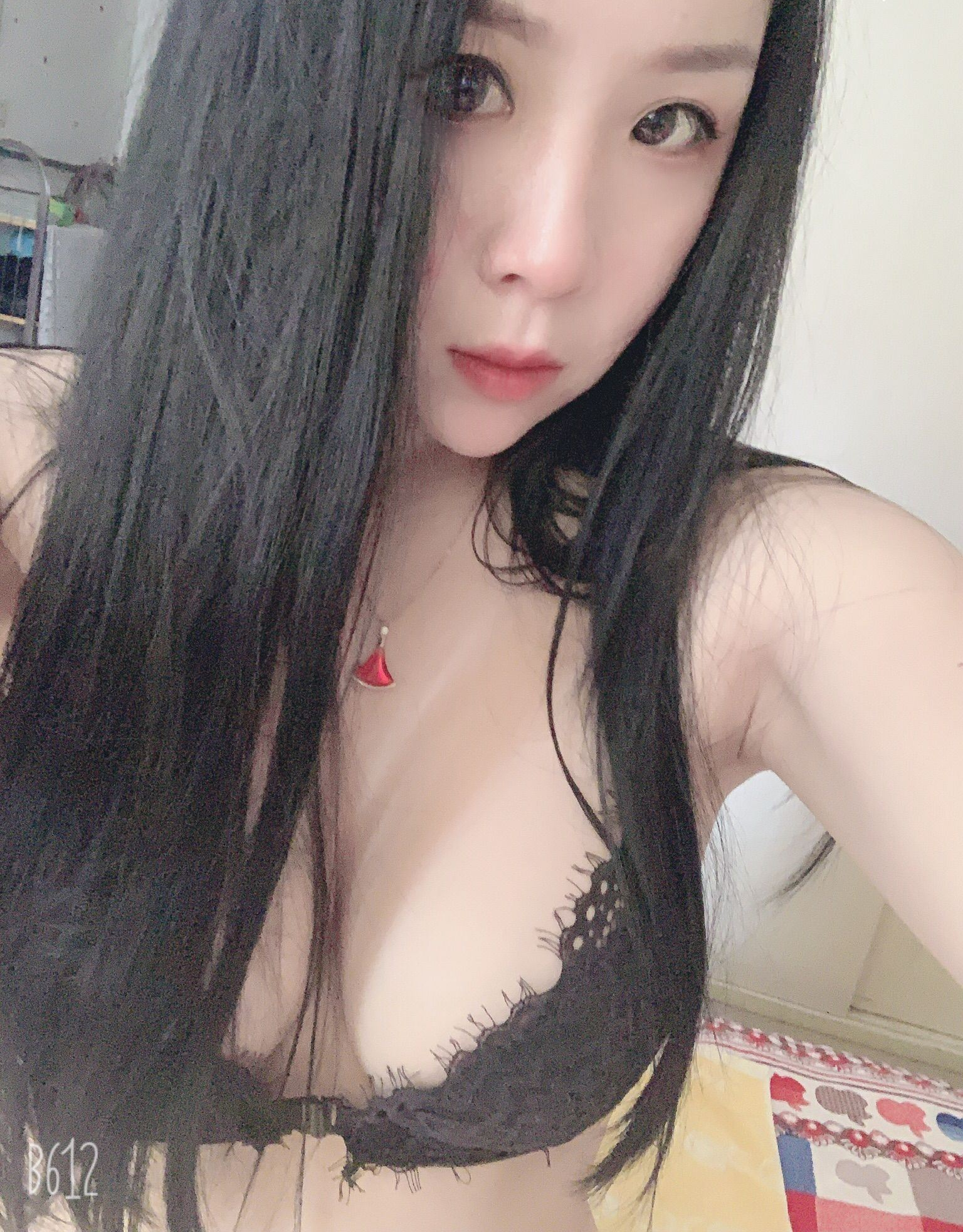 素颜性感翘臀的小姐姐