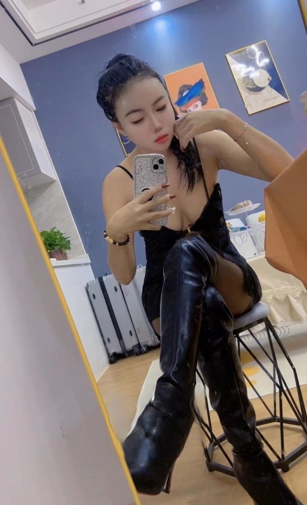 天鹅湖附近丰满嫩滑小姐姐