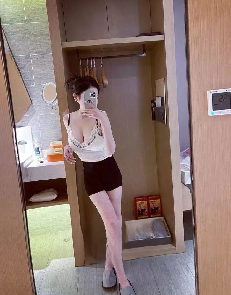 肤白肉嫩 粉逼流透明汁