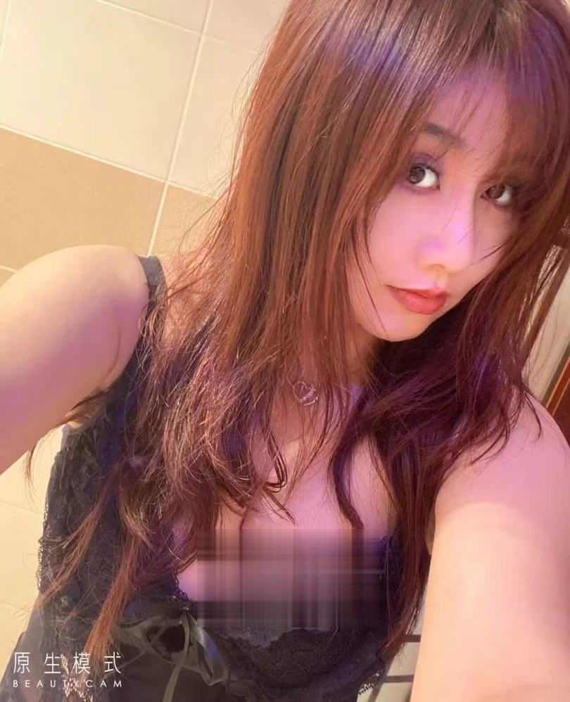 阿拉伯挤奶少妇