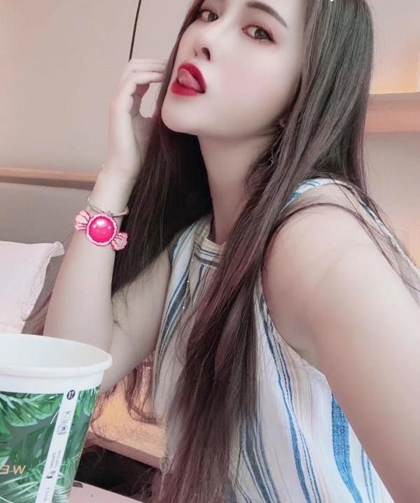 身材性感大波身姿的御姐