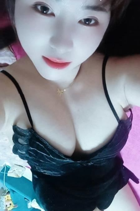 黄埔肤白大奶小雪