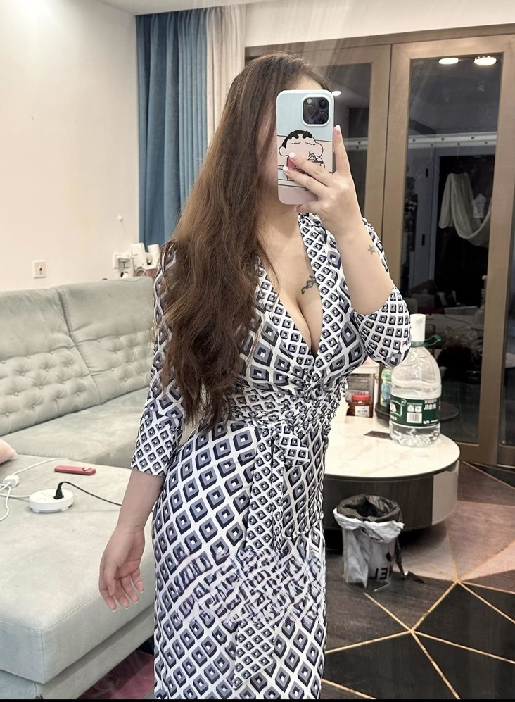 前凸后翘大奶妹