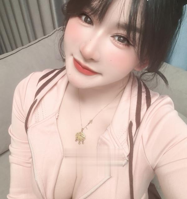 分享一位极品身材巨乳兼职刚下海美女