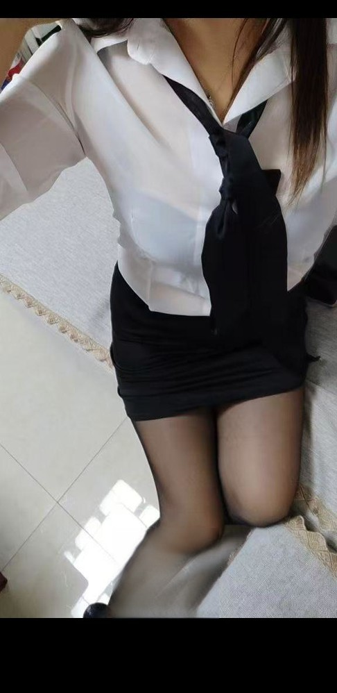 笑容甜美的美乳小姐姐