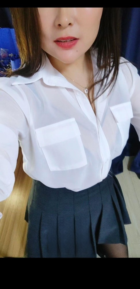 笑容甜美的美乳小姐姐