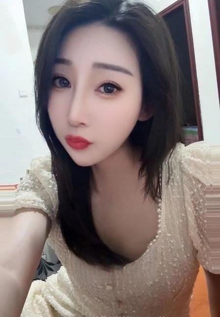 白嫩清纯妹子逼紧水多