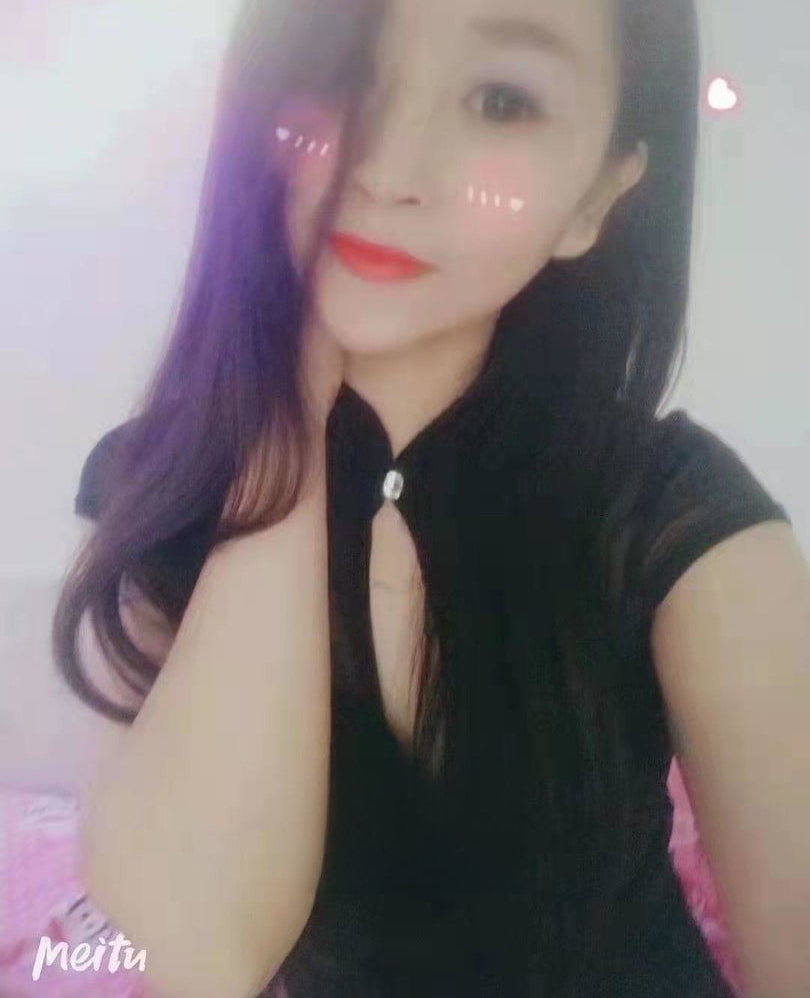 丝足，瘦弱娇小型，足交功夫了得