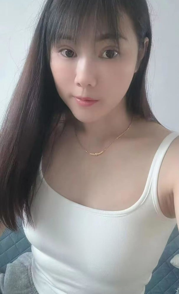 服务细致的瑶族姑娘