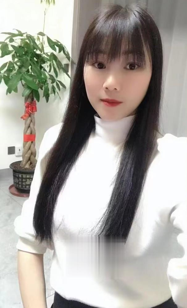 服务细致的瑶族姑娘