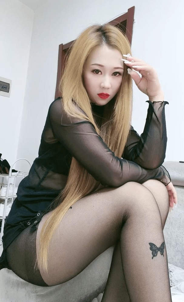 黑丝性感骚妇