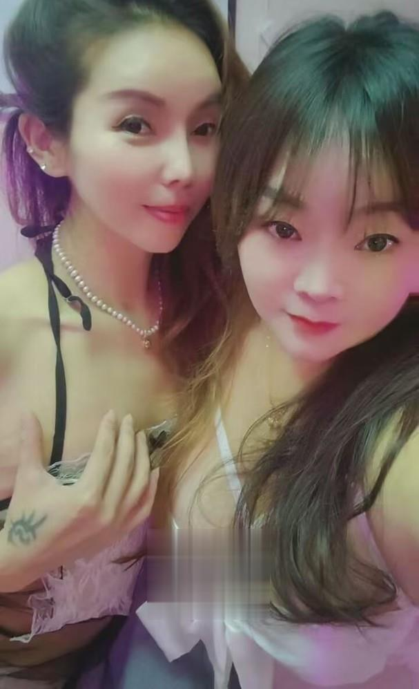 布兜裙双飞少妇