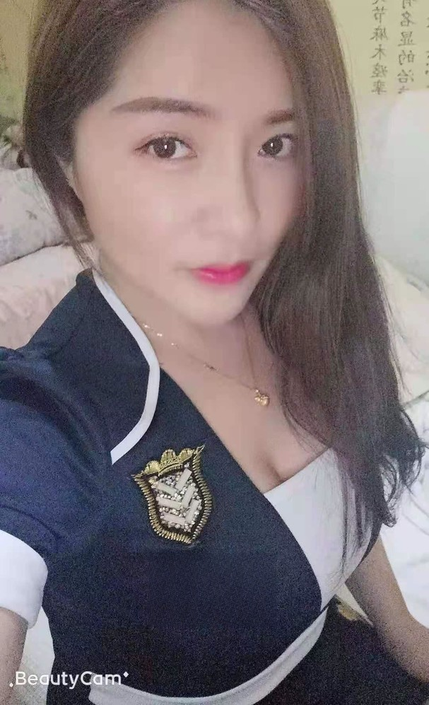 白云风骚制服少妇