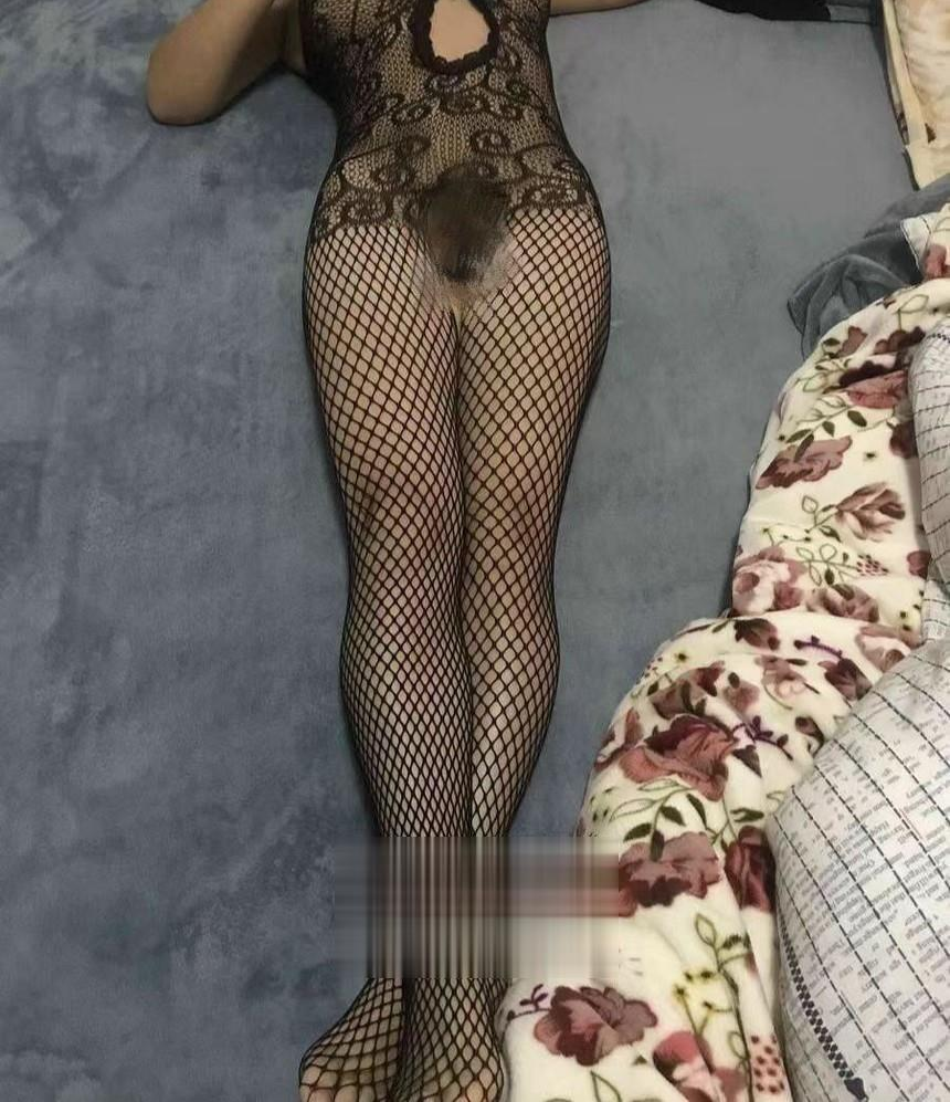 制服黑丝肥臀骚妹