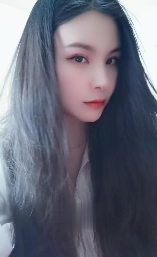 汉口火车站小女人