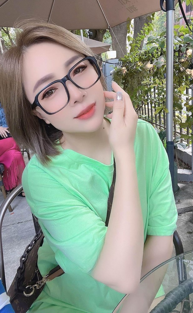 广州越秀区气质眼镜女