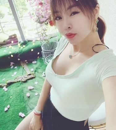 白衣大奶