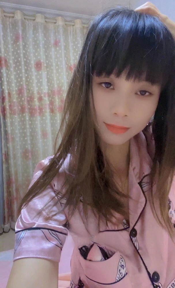 翘臀白皙小姐姐