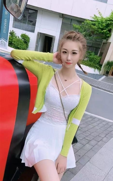白云高挑气质美女