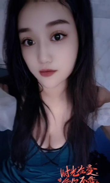 巨乳默默
