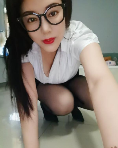 建邺巨乳美女中项