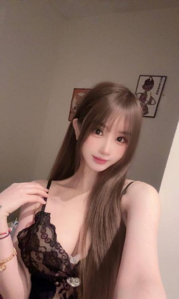 大胸大长腿甜心妹