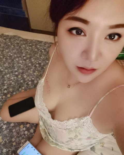玄武门地铁站大胸熟女