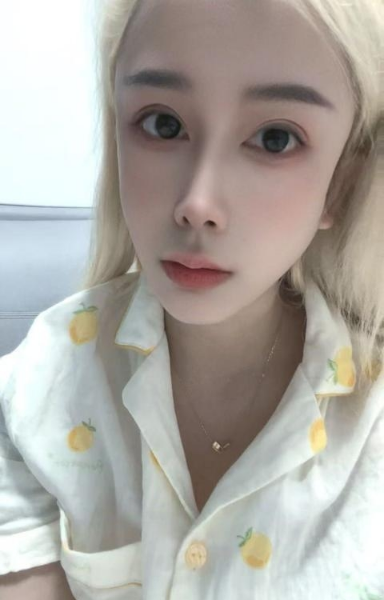 人瘦胸大的小姐姐