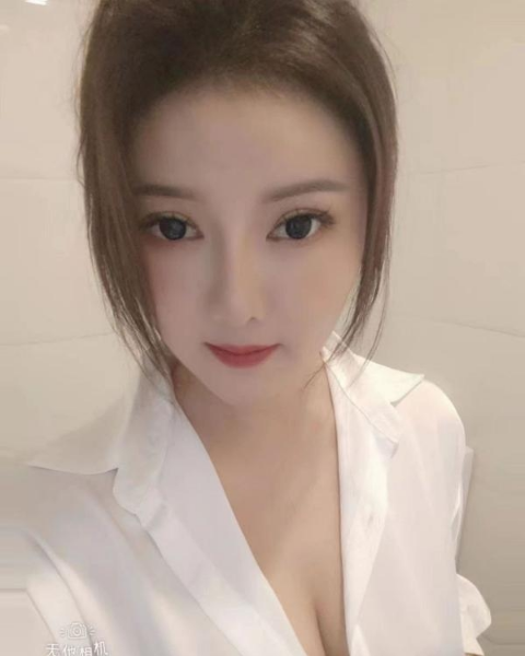 性感翘臀大奶妹萱萱
