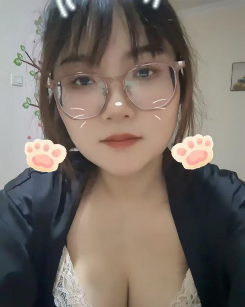 蜀山大胸眼镜妹