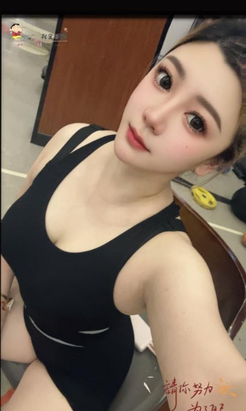 D奶健身小妮子