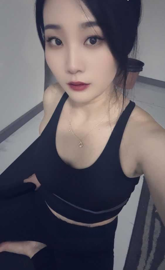 性感大奶瑜伽妹莹莹