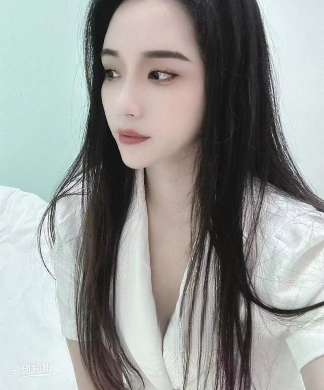 白嫩大熊苗条少妇