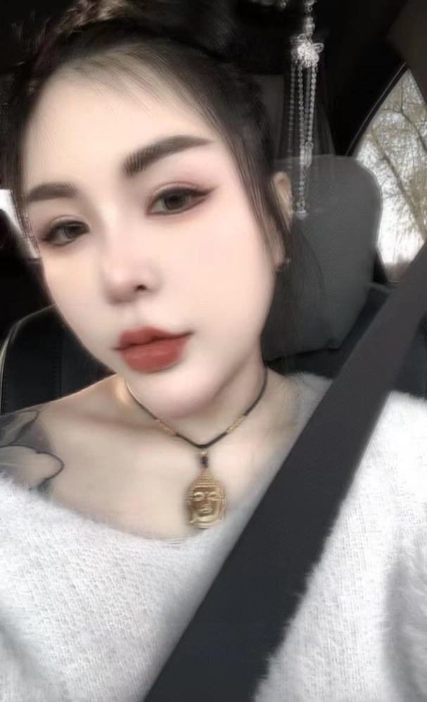 红唇韵味少妇