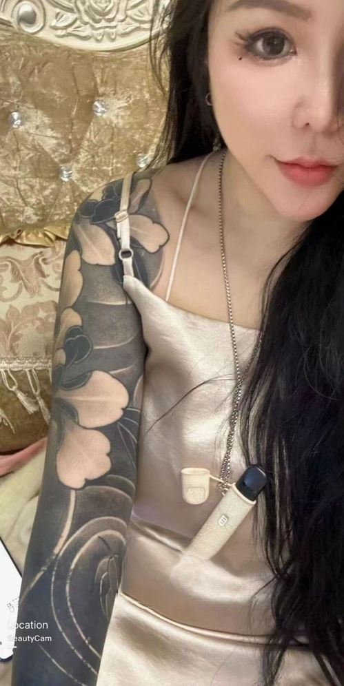 红唇韵味少妇