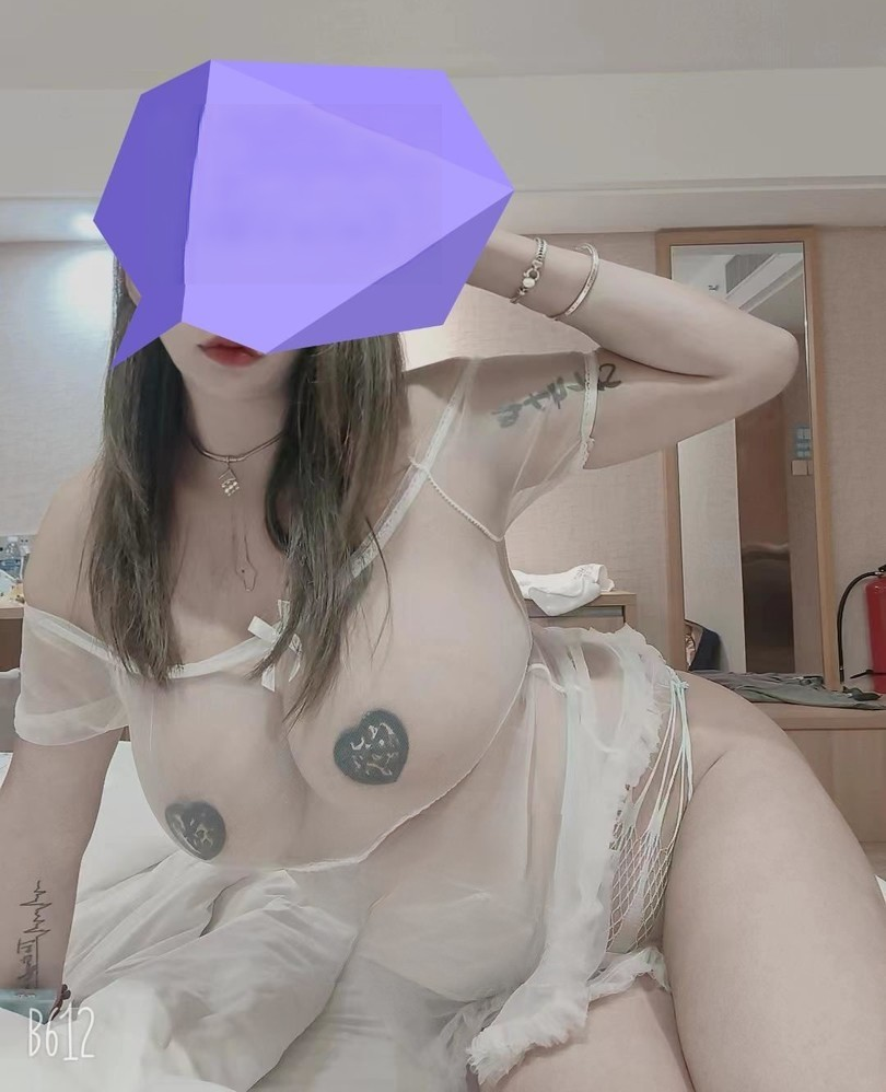 热情肤白大奶妹